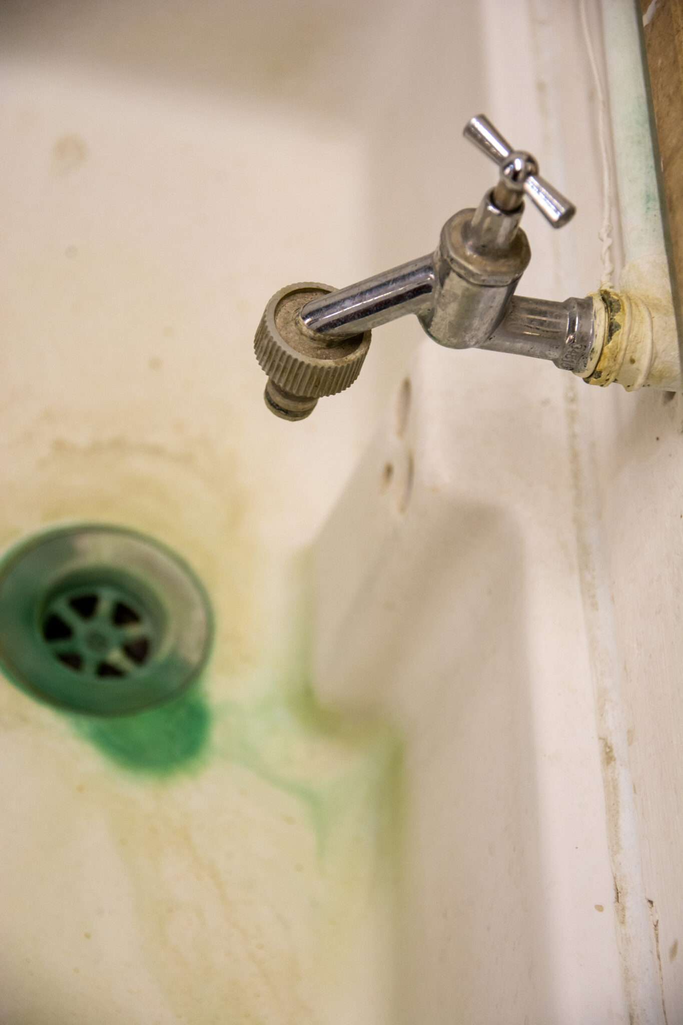 Faucet Water Smells? Here's How To Fix It Touchless Faucets